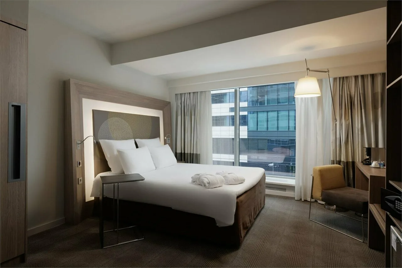 Номер «Улучшенный номер, с видом на город - с двуспальной кроватью» в Novotel Москва Сити