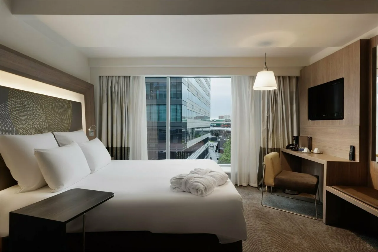 Номер «Улучшенный номер, с видом на город - с двуспальной кроватью» в Novotel Москва Сити